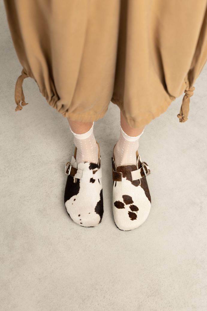Cow clogs met gesp