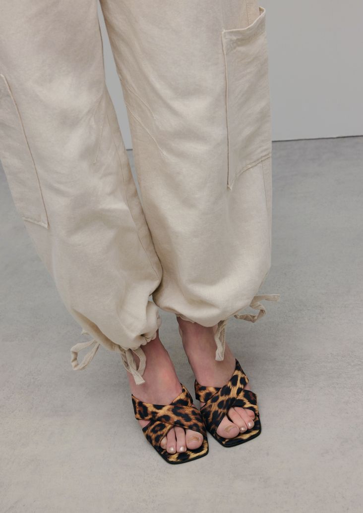 Mules mit Leoprint und Absatz