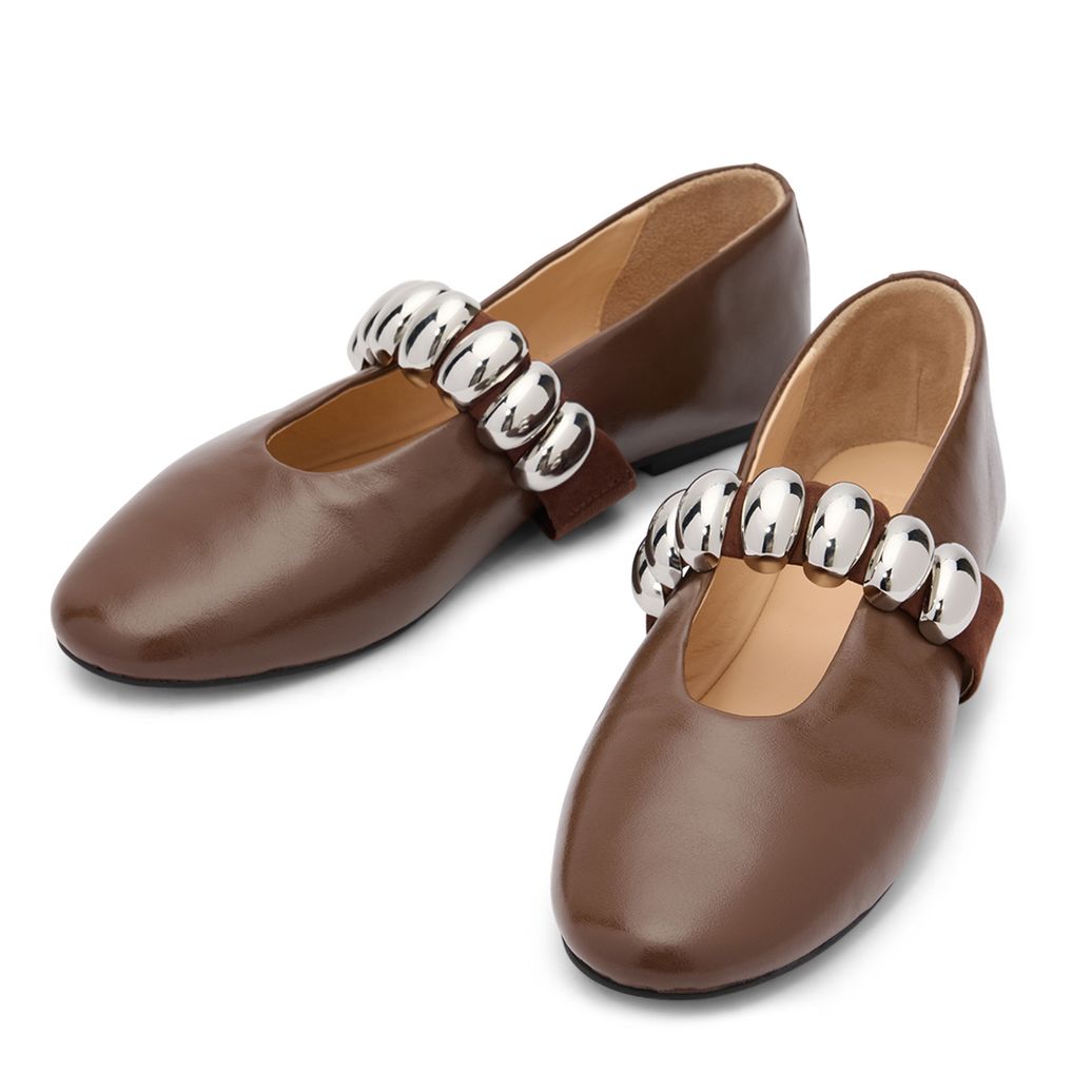 Braune Leder-Ballerinas mit silberfarbenen Nieten