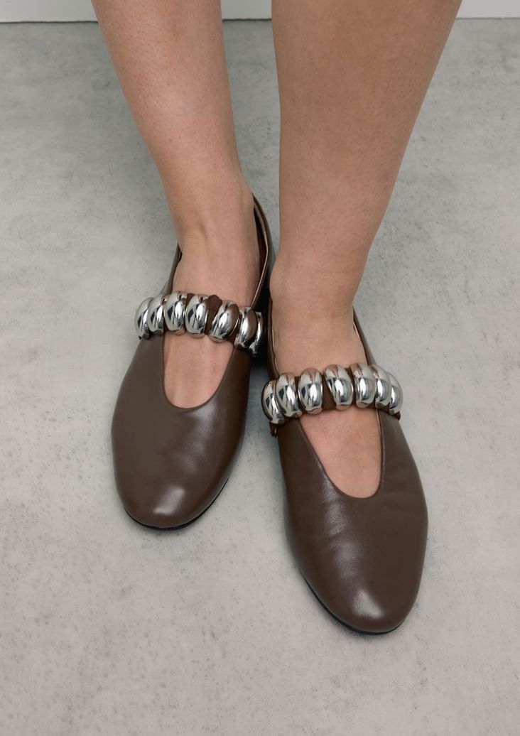 Braune Leder-Ballerinas mit silberfarbenen Nieten
