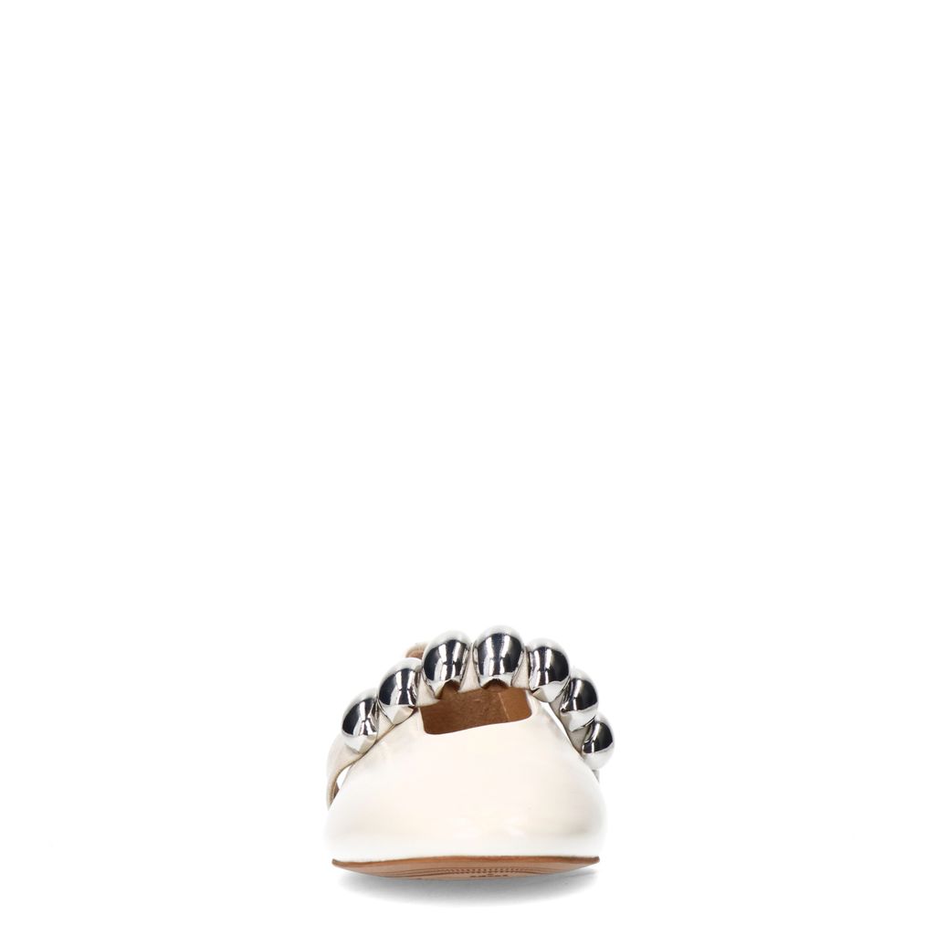 Off white leren ballerina's met zilverkleurige studs
