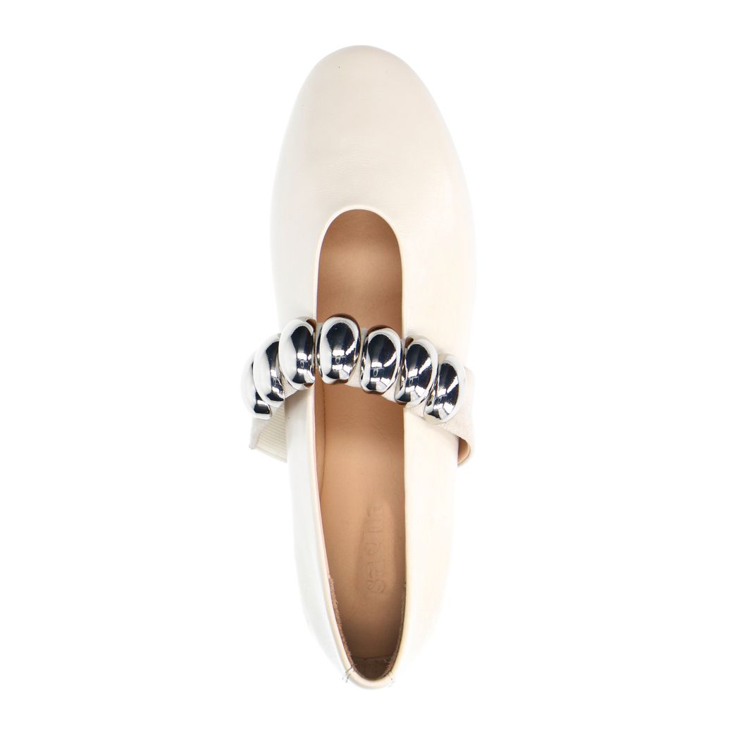 Off white leren ballerina's met zilverkleurige studs