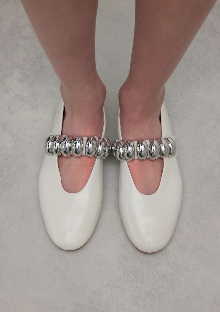 Ballerines en cuir avec clous - blanc cassé