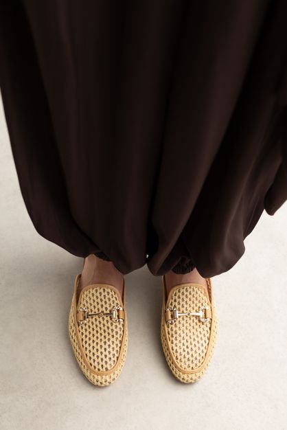 Beige slip on loafers met goudkleurige chain