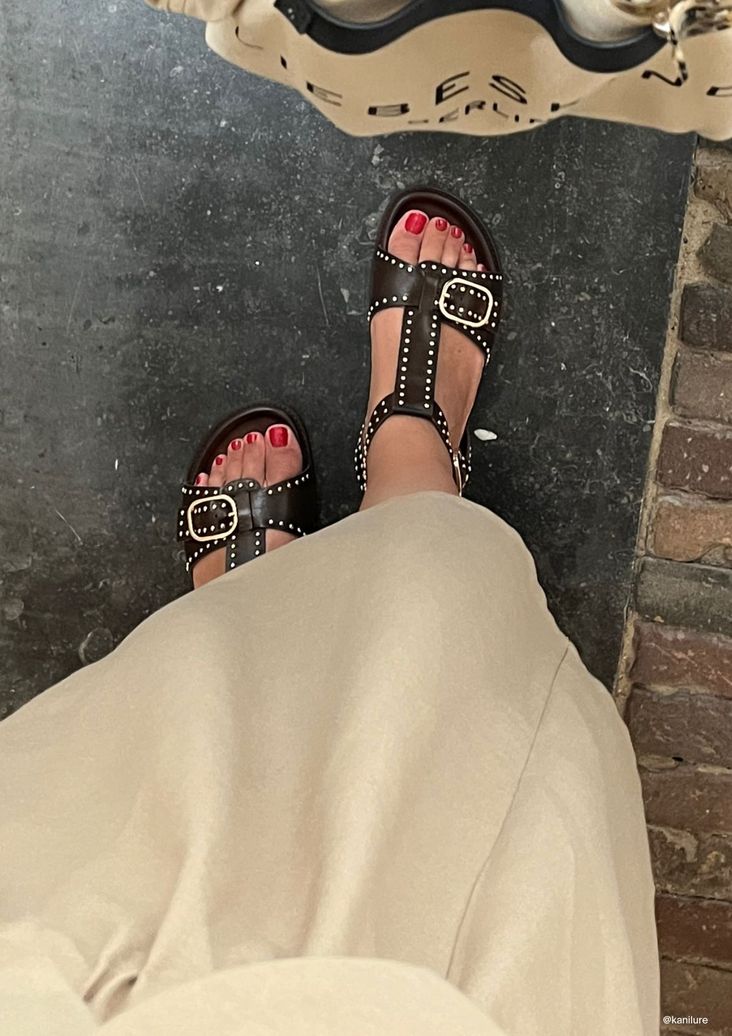 Sandales en cuir avec boucles et clous - marron foncé