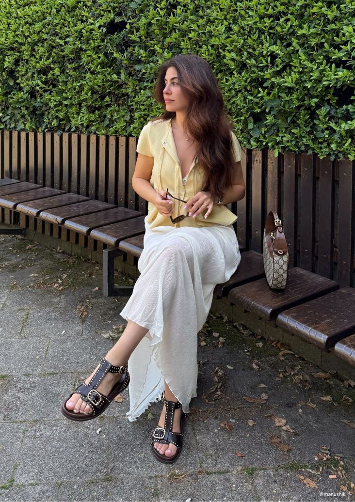 Sandales en cuir avec boucles et clous - marron foncé