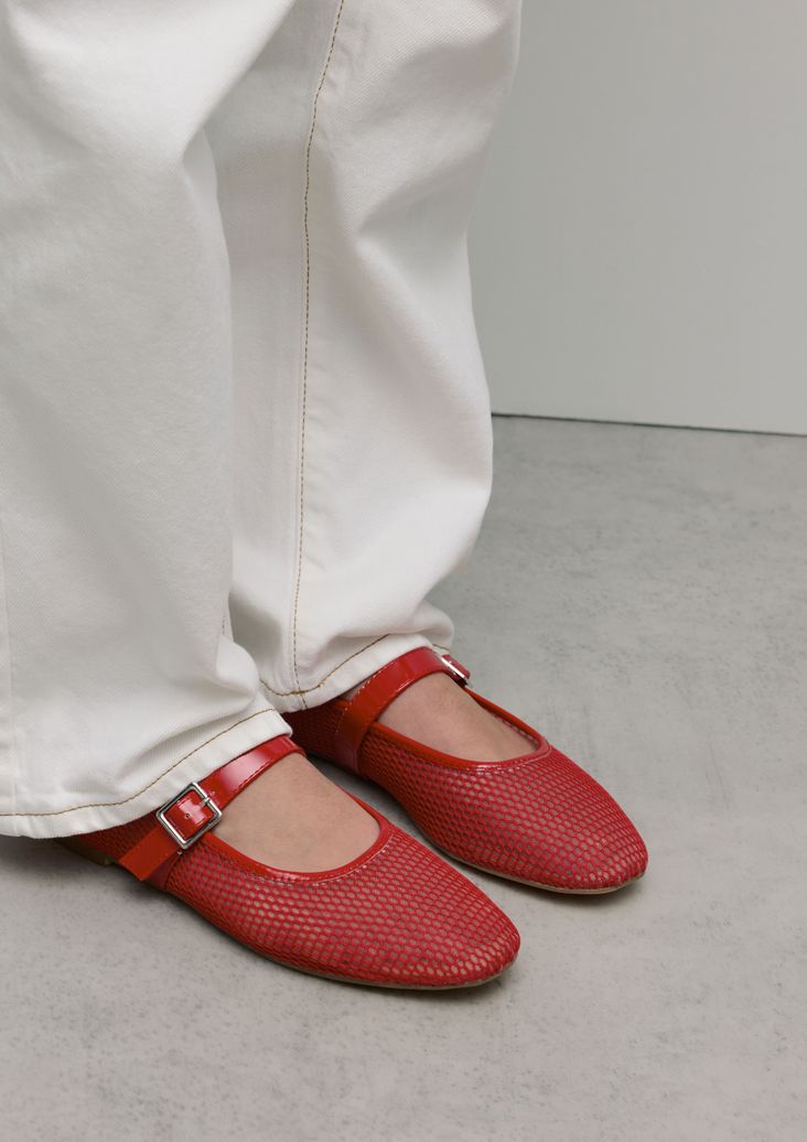 Rote Fishnet-Ballerinas mit silberfarbener Schnalle