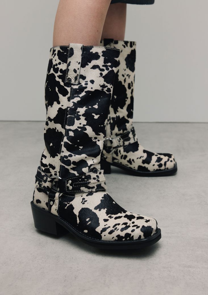 Bottines motardes en daim imprimé vache