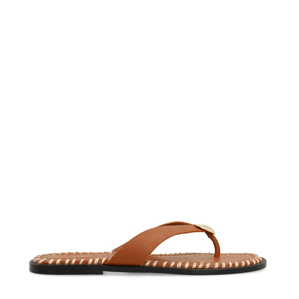 Cognacfarbene Ledersandalen mit goldfarbenem Detail