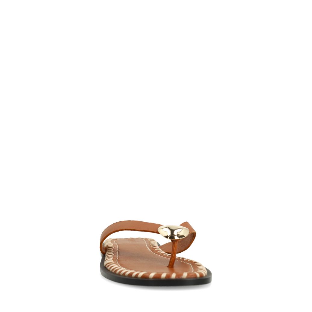 Cognacfarbene Ledersandalen mit goldfarbenem Detail