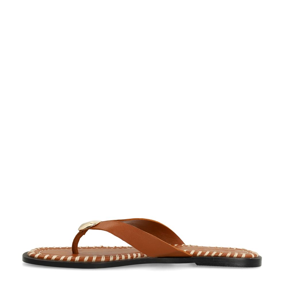 Cognacfarbene Ledersandalen mit goldfarbenem Detail