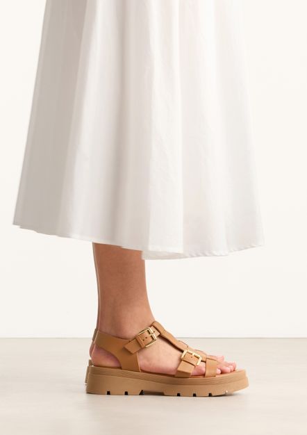 Cognac leren plateau sandalen met goudkleurige buckles