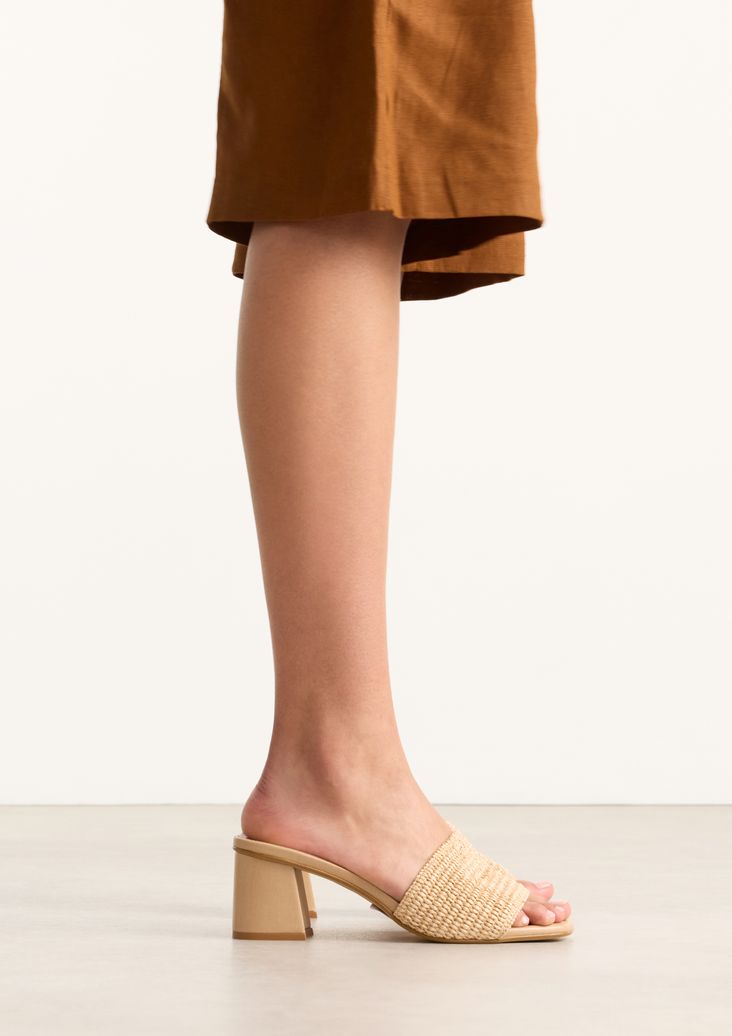 Beige muiltjes met blokhak