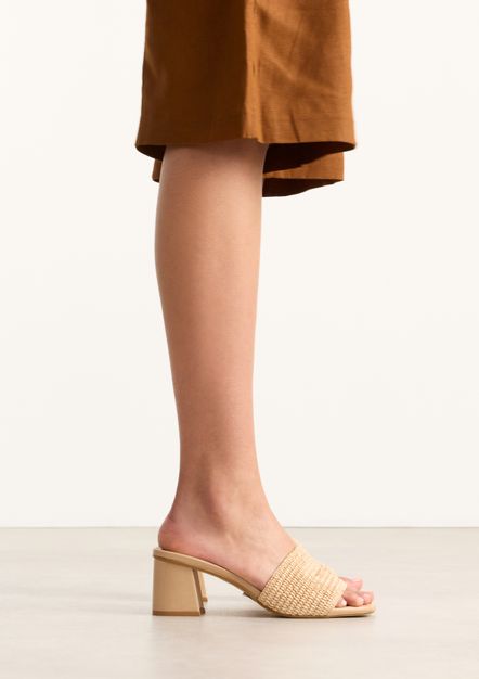 Beige muiltjes met blokhak