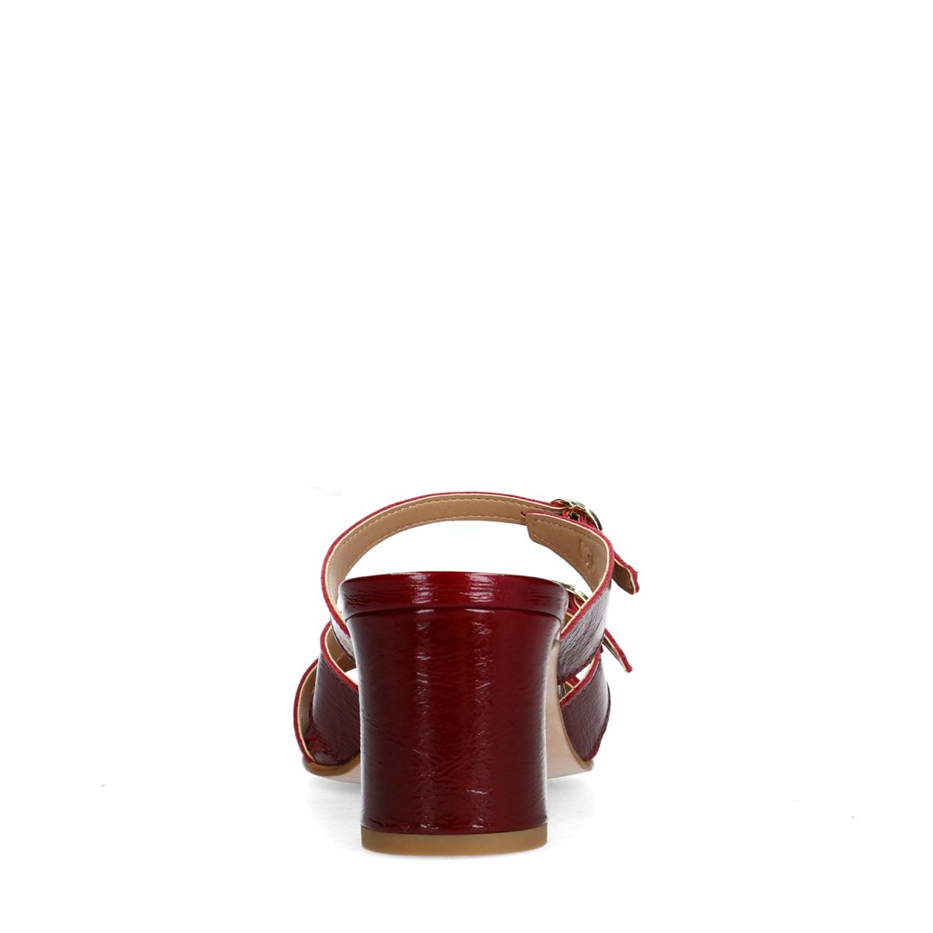 Rote Ledersandaletten mit Schnallen