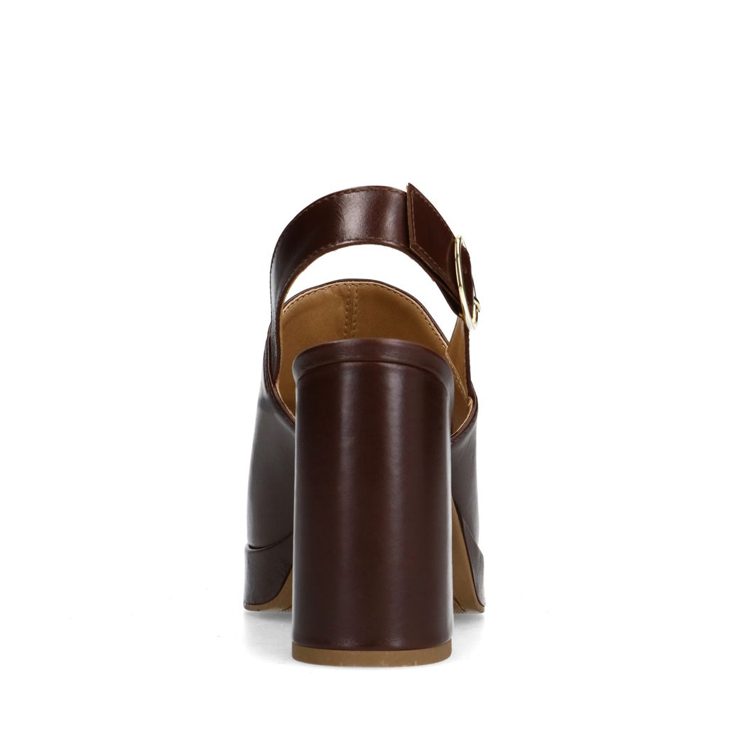 Donkerbruine leren sandalen met hak en gesp