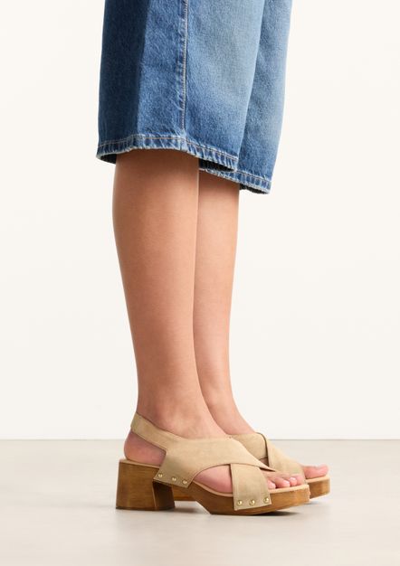 Beigefarbene Veloursleder-Sandaletten mit Holz-Absatz