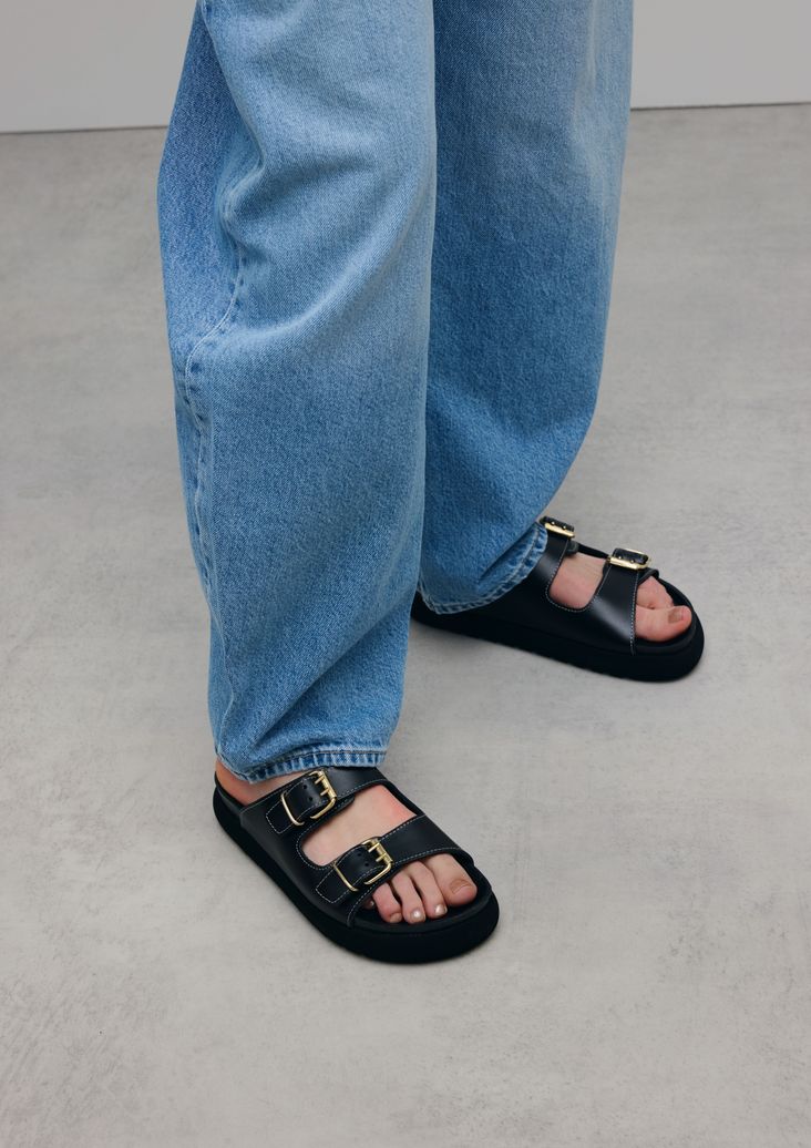 Zwarte leren slippers met goudkleurige buckles
