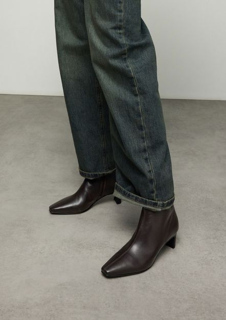 Donkerbruine leren enkellaarsjes met hak