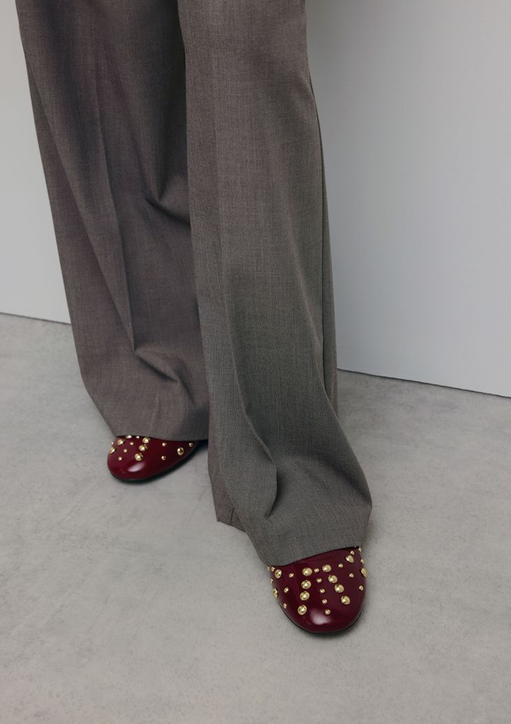 Rote Leder-Ballerinas mit Nieten