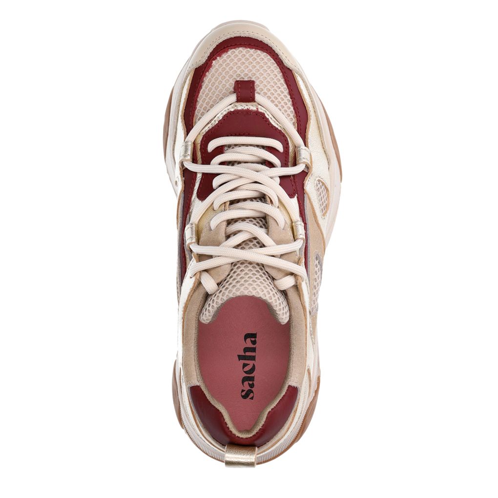 Beige sneakers met burgundy details