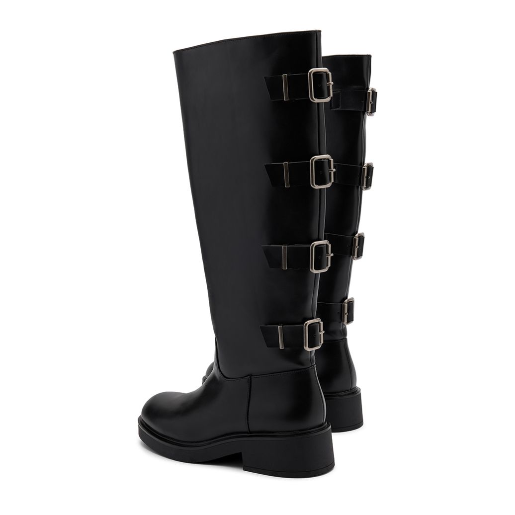 Schwarze Stiefel mit Schnallen