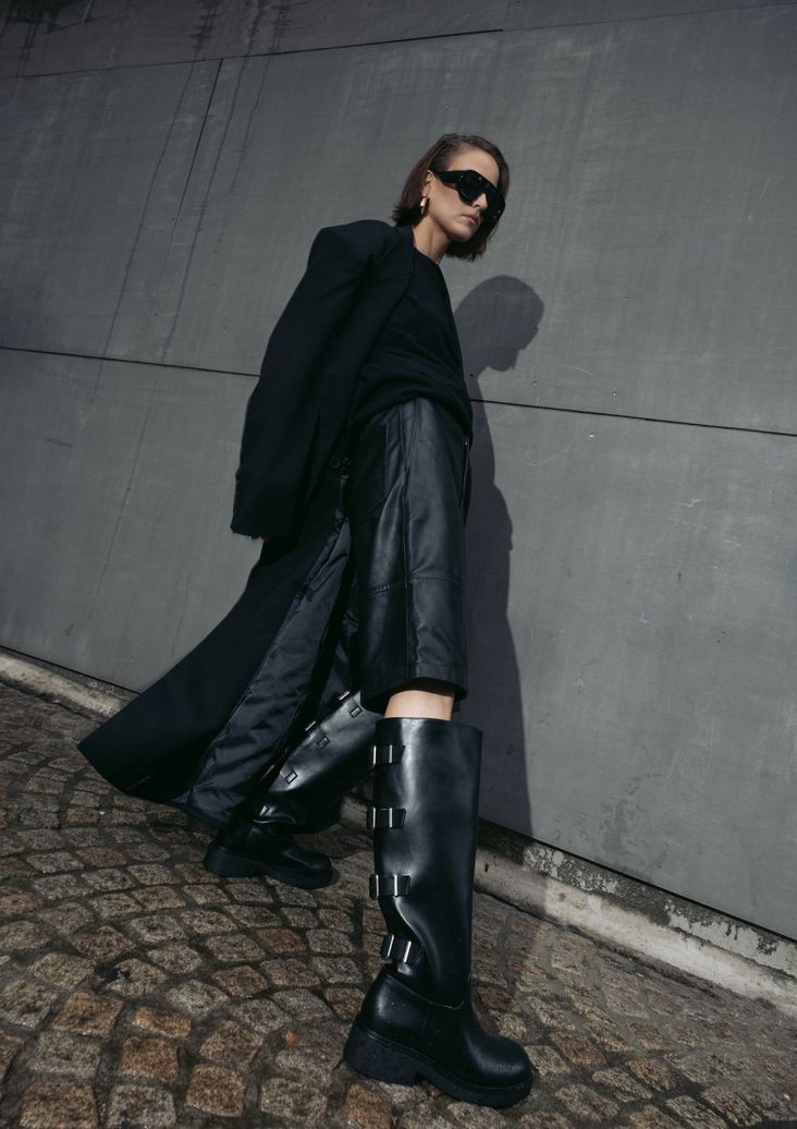Schwarze Stiefel mit Schnallen