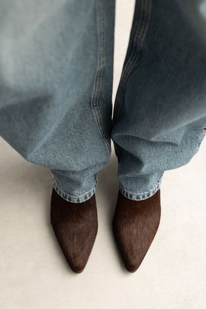 Dunkelbraune Absatz-Stiefeletten mit Kuhfellmuster