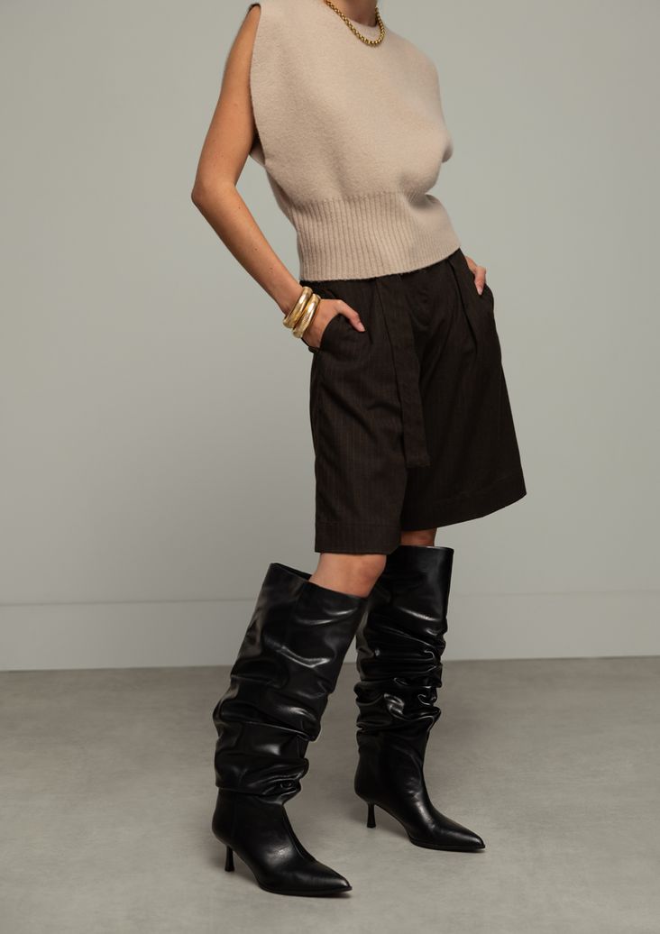 Schwarze Stiefel mit weitem Schaft