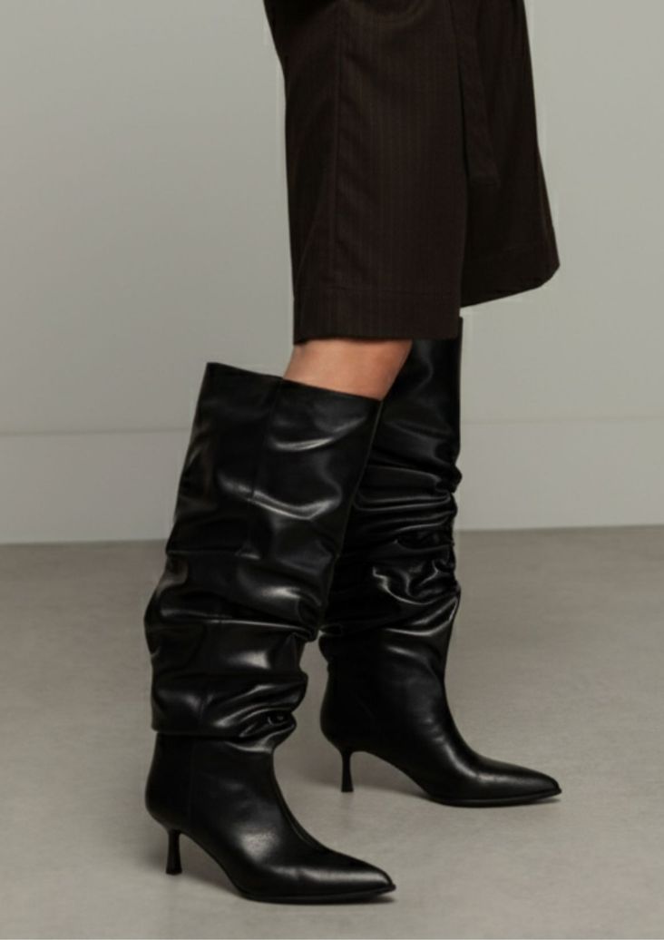 Schwarze Stiefel mit weitem Schaft