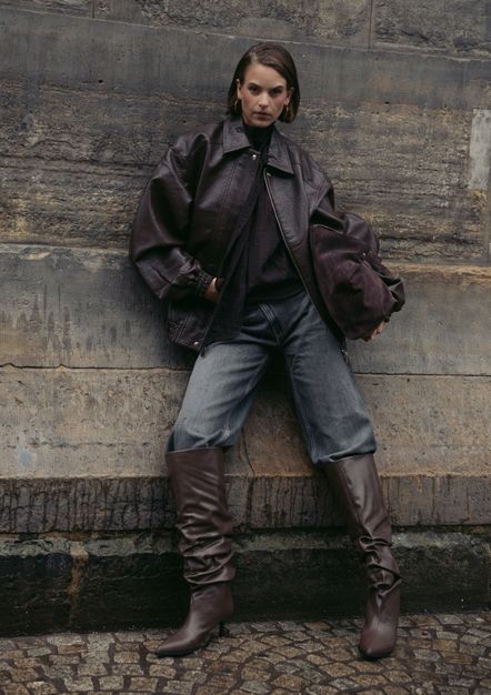 Braune Stiefel mit weitem Schaft