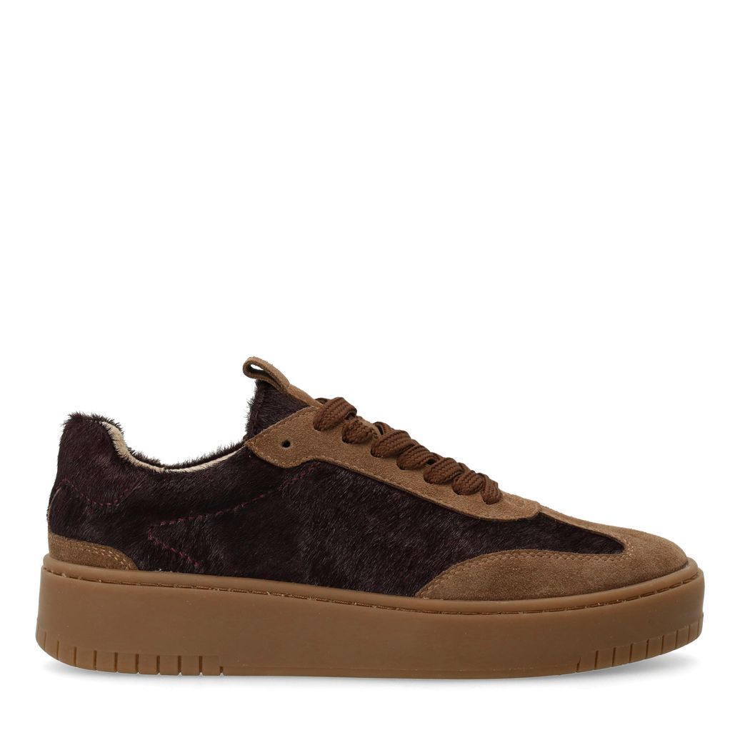 Braune Veloursleder-Sneaker mit bordeauxroten Fell-Details