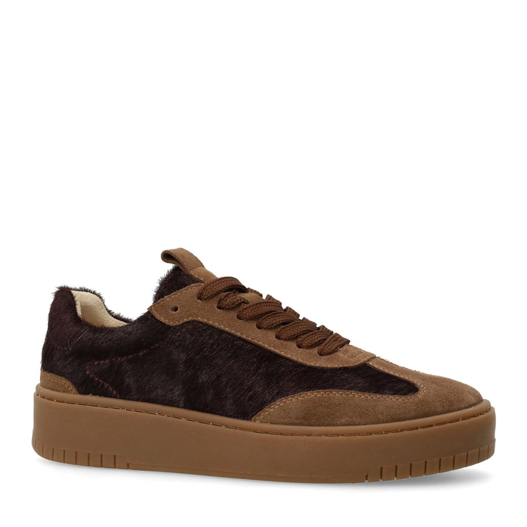 Braune Veloursleder-Sneaker mit bordeauxroten Fell-Details