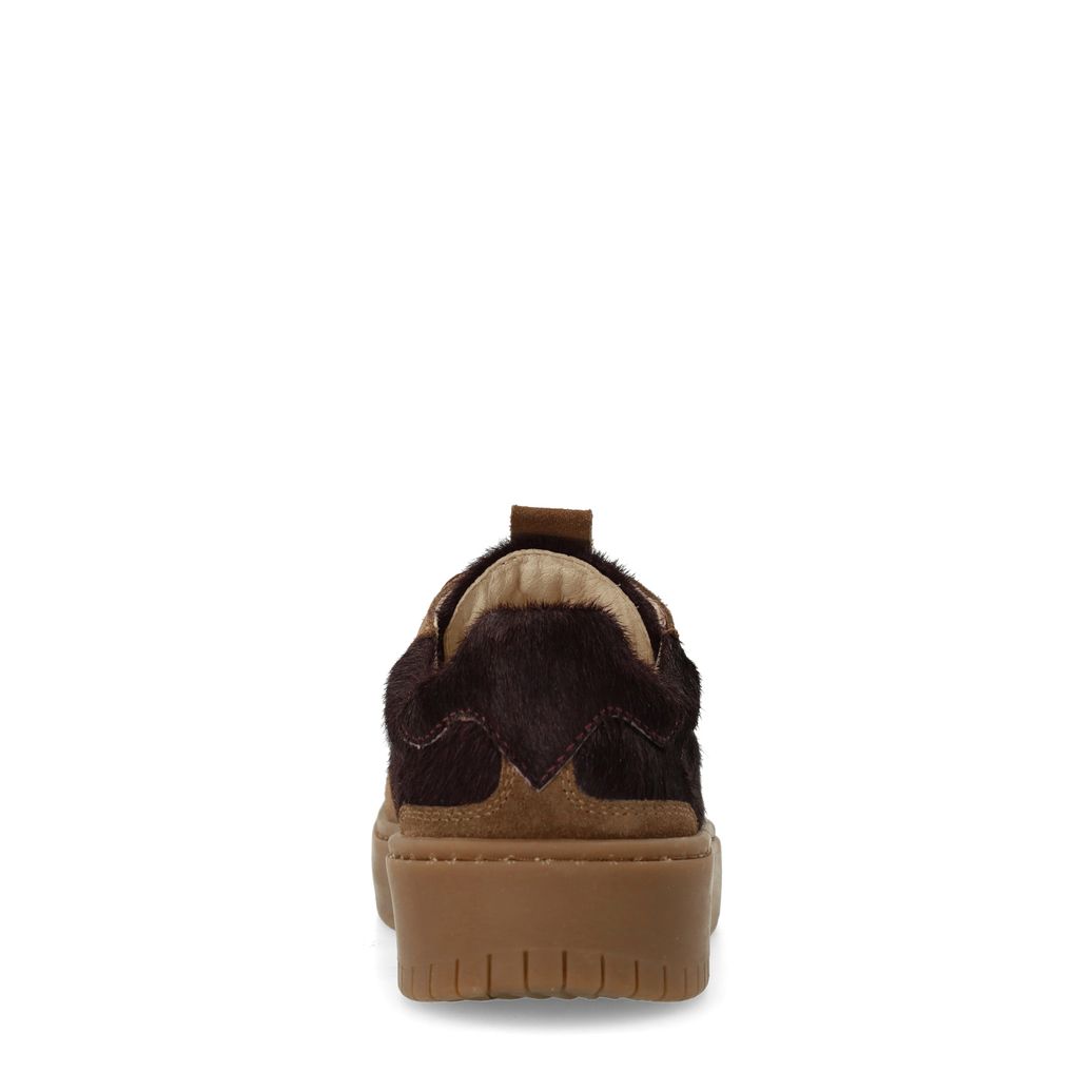Braune Veloursleder-Sneaker mit bordeauxroten Fell-Details