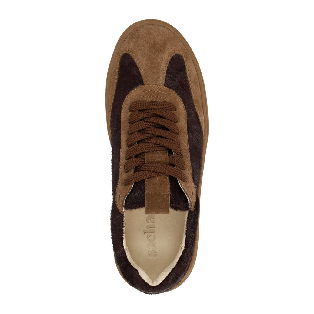 Braune Veloursleder-Sneaker mit bordeauxroten Fell-Details
