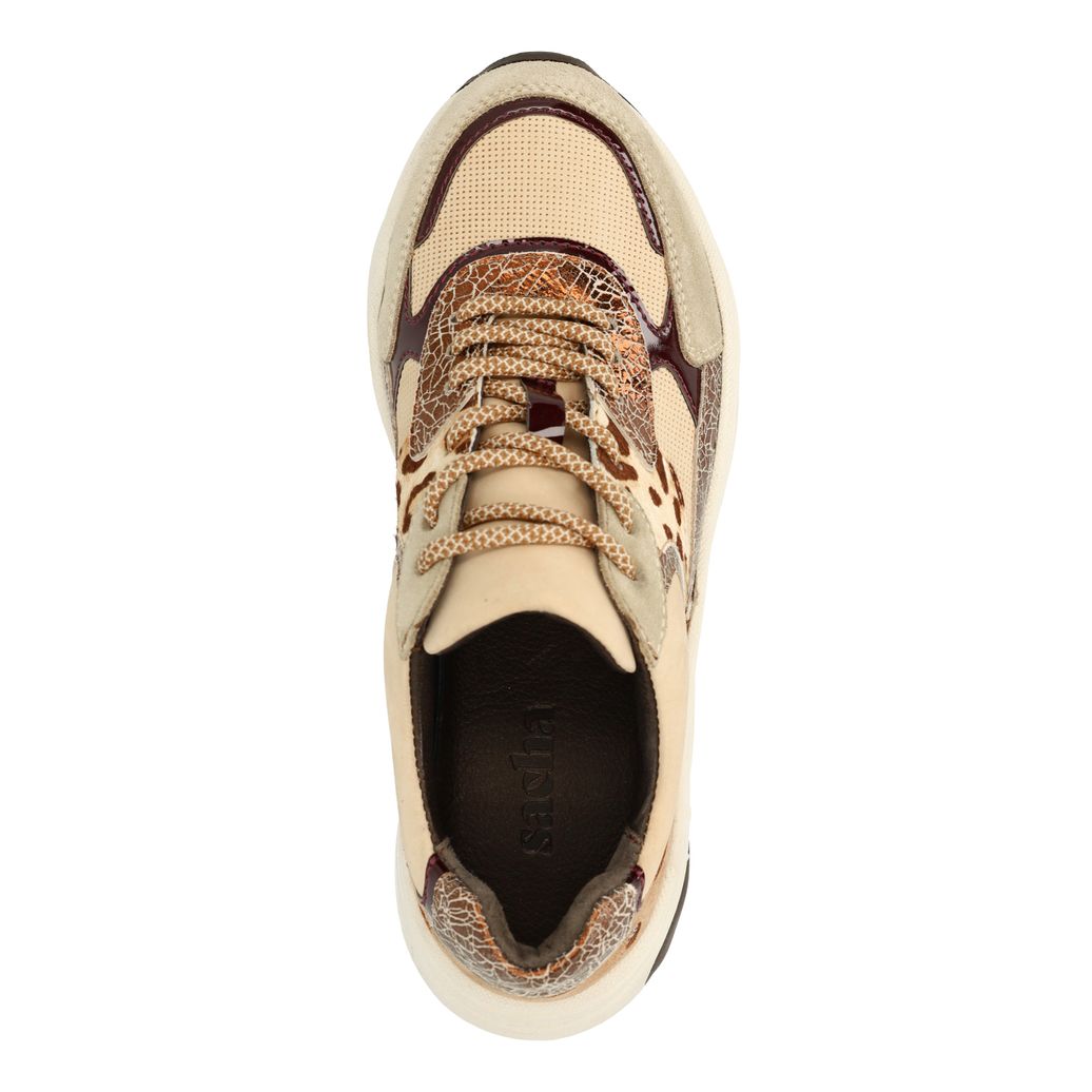 Beigefarbene Sneaker mit Kuhfellmuster