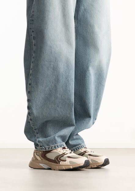 Braune Sneaker mit bordeauxroten Details