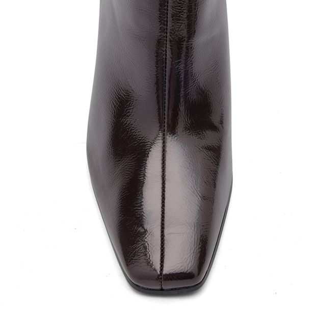 Bordeauxrote Lack-Stiefeletten mit Absatz