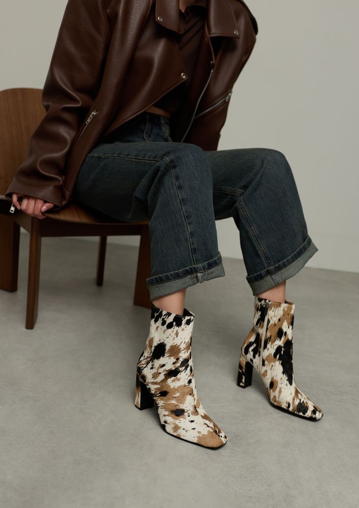 Bottines à talon avec imprimé vache