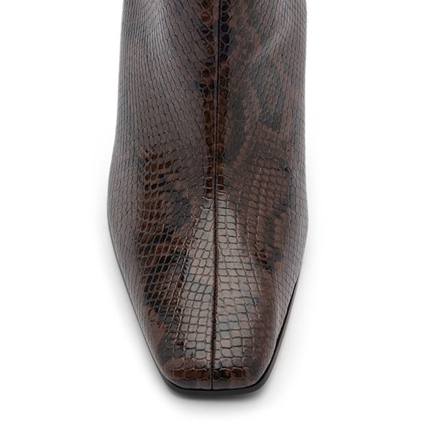 Braune Stiefeletten mit Schlangenmuster und Absatz