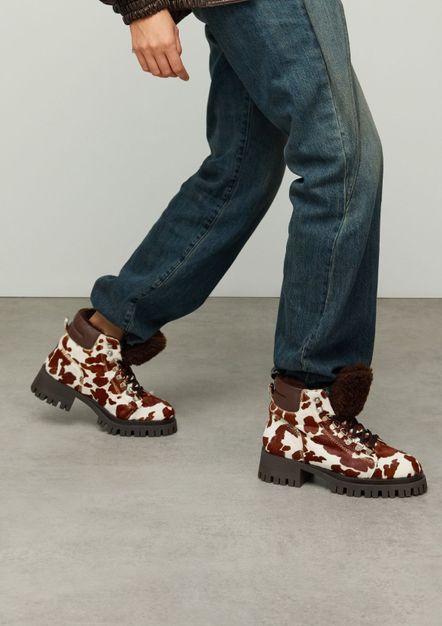 Bottines à lacets avec imprimé vache