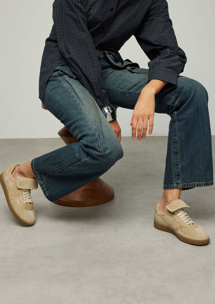 Beigefarbene Veloursleder-Sneaker