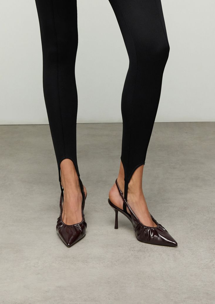 Bordeauxrote Slingbackpumps in Crinkle-Optik