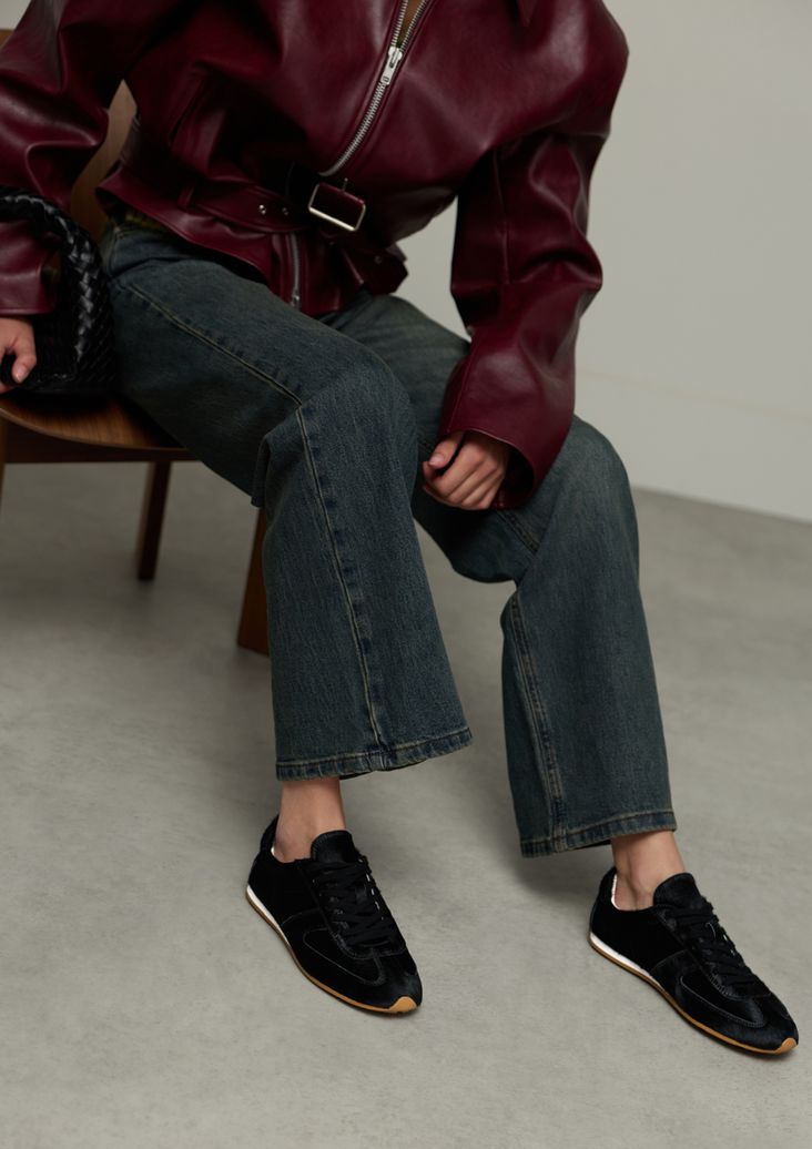 Schwarze Pony-Hair-Sneaker