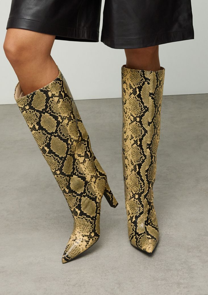 Stiefel mit Absatz und Schlangenmuster