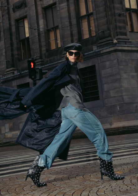 Schwarze Stiefeletten mit silberfarbenen Nieten