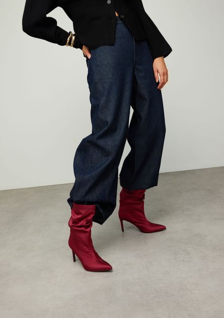 Rote Stiefeletten mit Absatz