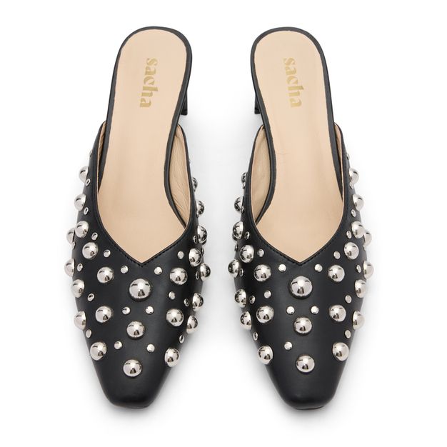 Schwarze Mules mit silberfarbenen Nieten