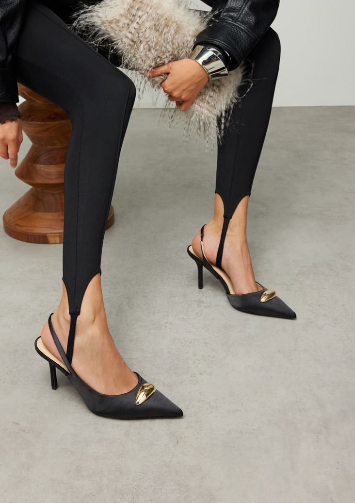 Schwarze Slingbackpumps mit goldfarbenem Detail