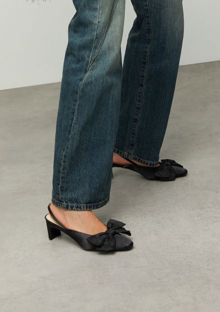 Schwarze Slingbackpumps mit Schleife